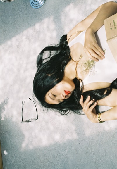 穿白色蕾丝胸罩和黑色胸罩的女人